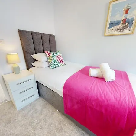 Sparrowbill House By Cliftonvalley Bristol